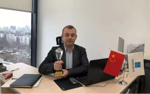 塔楼之间由一座更高的观光电梯箭塔连接