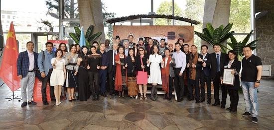 本次展览分为黎族传统纺染织绣技艺展区