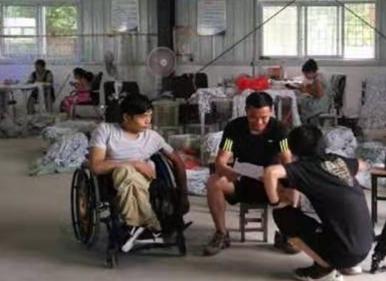 他就依托家里几间闲房创办了一个打火机