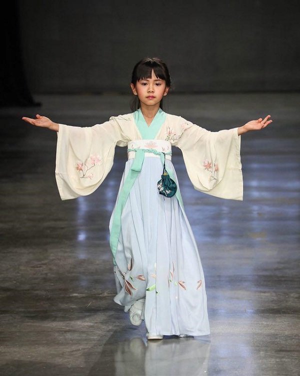 一直在坚持“东方彩妆