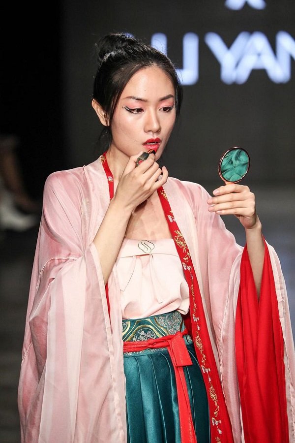 以花养妆”的理念