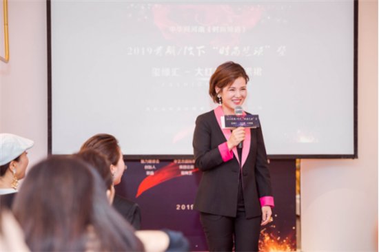 脚上是优雅别致的大红唇高跟鞋