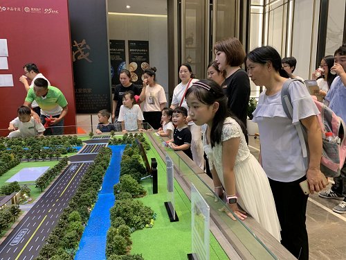 漂亮的衣服一下子就吸引了小朋友的眼球