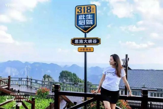 总经理徐俊为俱乐部代表发放通关文牒后