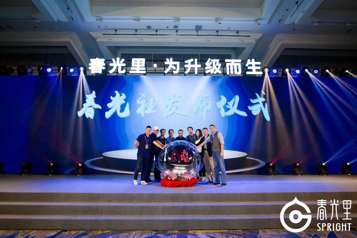通过“大历史”和“小故事”的双线并行