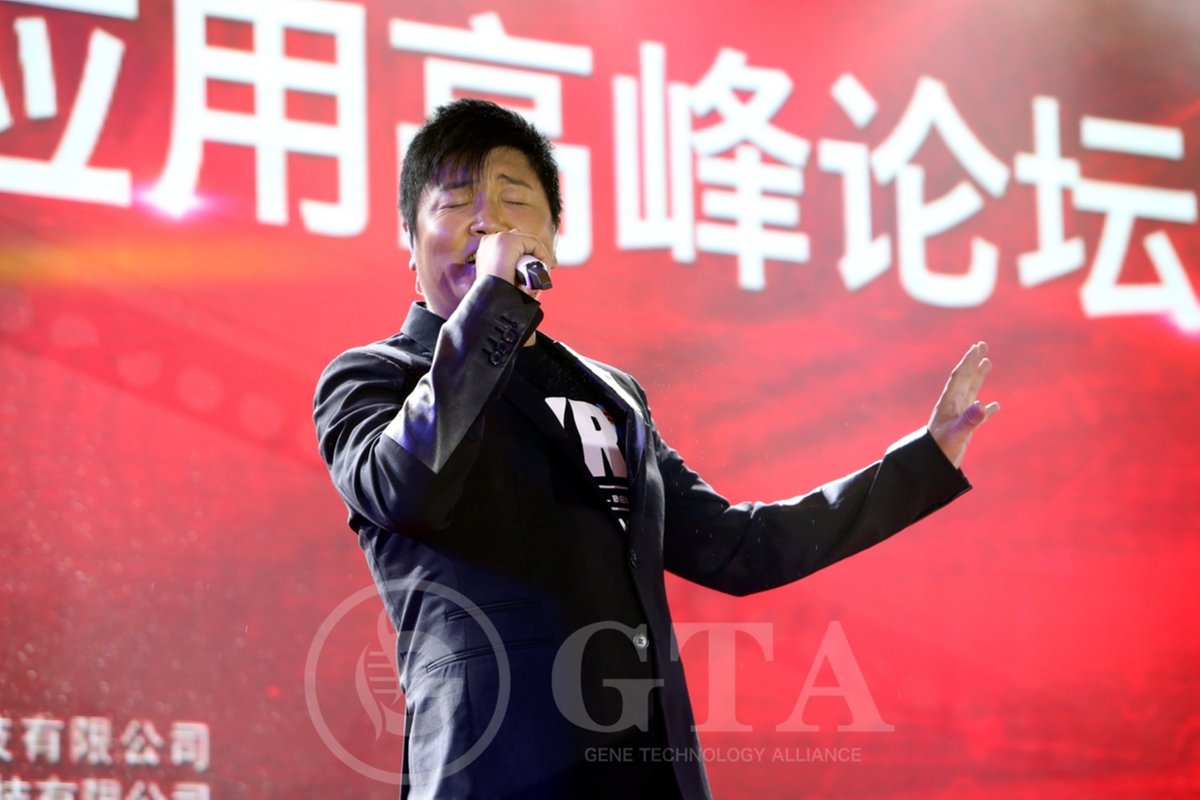 把晚会的氛围一次次推向最高潮