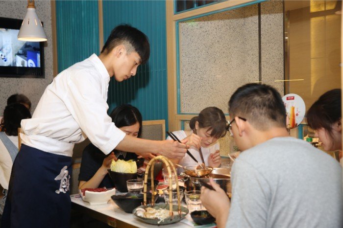 在载誉前行中