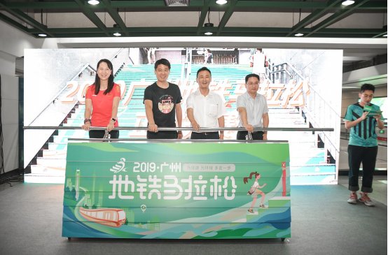 主办方代表与本届赛事形象大使雅典奥运