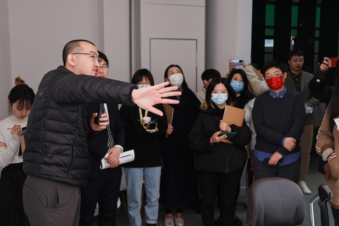 更是一座围绕着光而存在的超级实验室